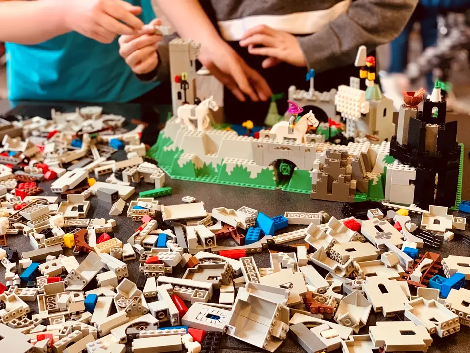 LEGO Fans' Eco-Friendly Customization Creating with LINKFLIX